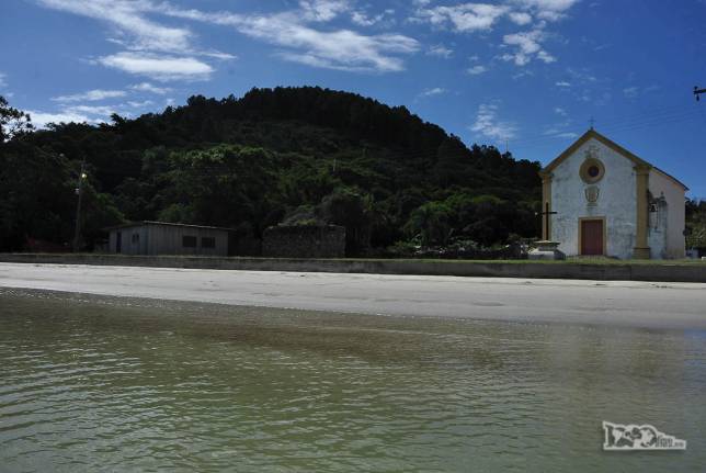 A igreja e a praia da Armação de Piedade, em Governador Celso Ramos, litoral de Santa Catarina